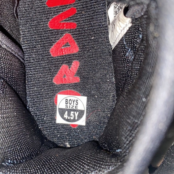 Red and black Air Jordan boys size 4.5 sneakers - Picture 5 of 6